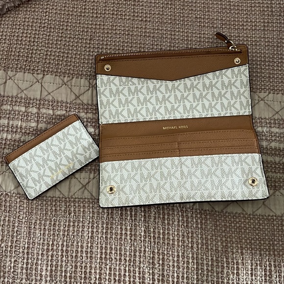 Michael Michael Kors Signature Logo Wallet - Picture 5 of 6